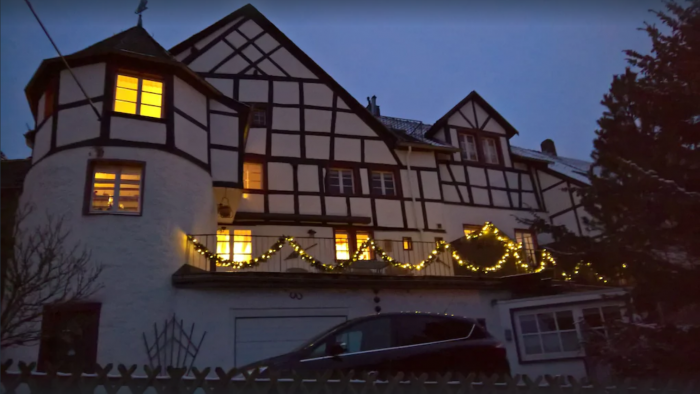 Die kleine Burg bei Nacht